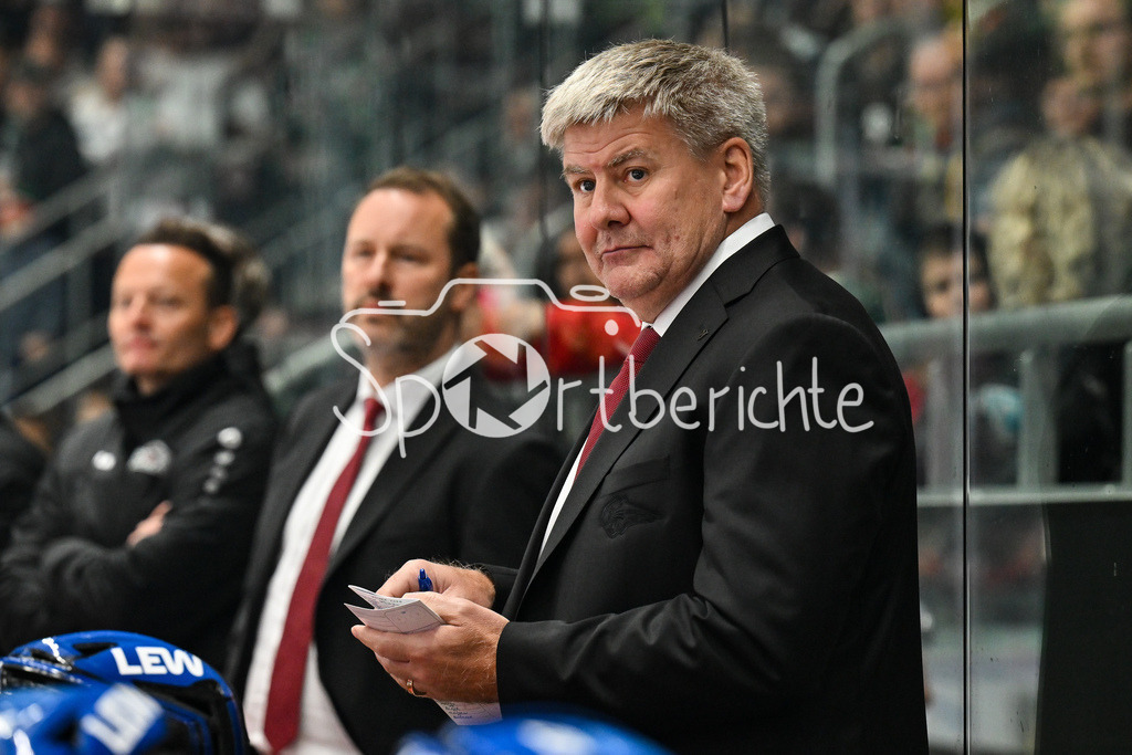 Augsburger Panther - Kölner Haie | im Bild Bill PETERS Trainer Augsburger Panther / Einzelfoto / Freisteller / DEL: Augsburger Panther - Kölner Haie; Curt Frenzel Stadion am 26.09.2025