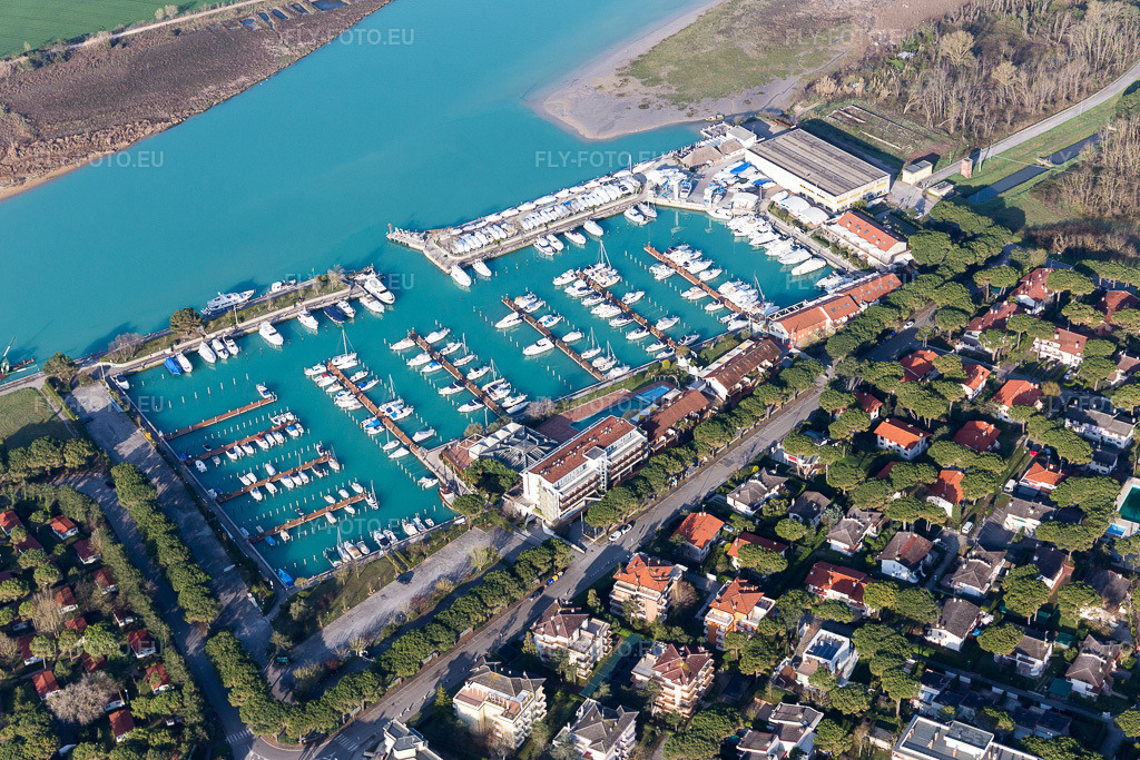 Vue aérienne: Marina avec mouillages et emplacements pour bateaux le long du rivage à Lignano Sabbiadoro dans le département Udine, Italie. Photo: IMG_105708.jpg prise le 08/04/2018 par Werner Riehm/FLY-FOTO.eu – Résolution de l'original: 5472 x 3648 px