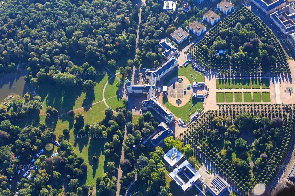 Luftbild: Schloss und Bundesverfassungsgericht am Schlossplatz aus Westen im Ortsteil Innenstadt-West in Karlsruhe im Bundesland Baden-Württemberg in Deutschland.Foto: IMG_092860.jpg vom 13.08.2016 durch Werner Riehm/FLY-FOTO.deAuflösung des Originals: 4784 x 3190 pxWWW.BUNDESVERFASSUNGSGERICHT.DE