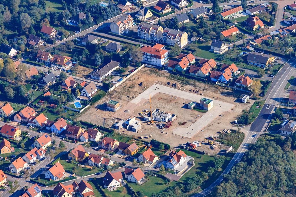 Aerial view: Development of the new Rue Engelgrund residential area after the demolition of the supermarket in Scheibenhard in the state Bas-Rhin, France. – Photo: IMG_45917.jpg taken on 10/16/2011 by Werner Riehm/FLY-FOTO.com – Resolution of the original: 4526 x 3017 px