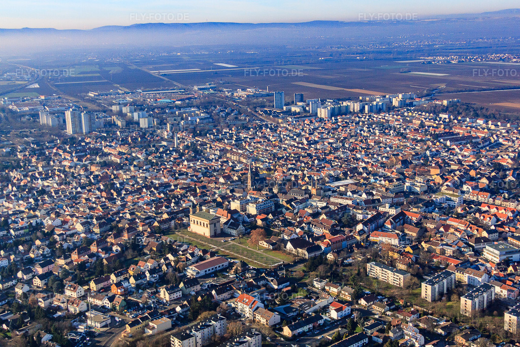 Luftbild: Stadtansicht von Südosten im Ortsteil Oggersheim in Ludwigshafen im Bundesland Rheinland-Pfalz in Deutschland. Foto: IMG_54862.jpg vom 12.12.2012 durch Werner Riehm/FLY-FOTO.deAuflösung des Originals: 4752 x 3168 px