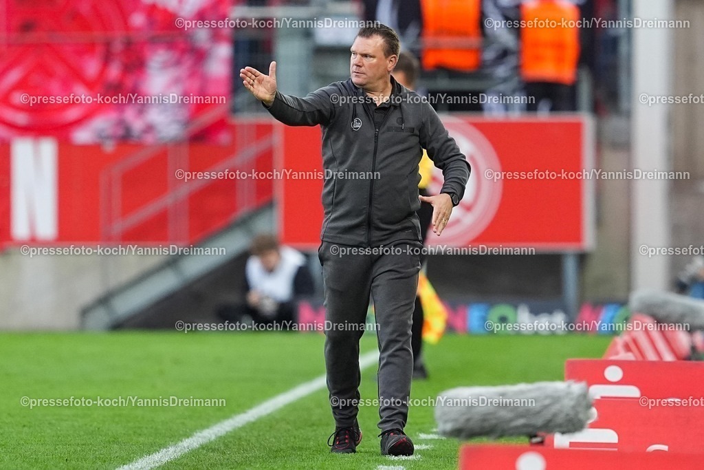 xYDRx18102501123 | 18.10.2025, xydrx, Fußball, 3.Liga, Rot-Weiss Essen - FC Viktoria Köln, Saison 2025 2026, Stadion an der Hafenstraße: Uwe Koschinat (Cheftrainer Rot-Weiss Essen) gestikulierend    DFB regulations prohibit any use of photographs as image sequences and or quasi-video.