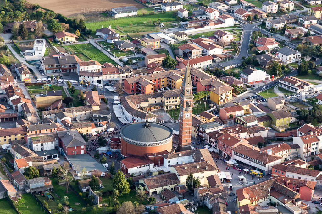 Aerial view: View of the town in Monte Santo-Stradalta in the state Friuli Venezia Giulia, Italy. – Photo: IMG_105815.jpg taken on 04/08/2018 by Werner Riehm/FLY-FOTO.com – Resolution of the original: 5472 x 3648 px