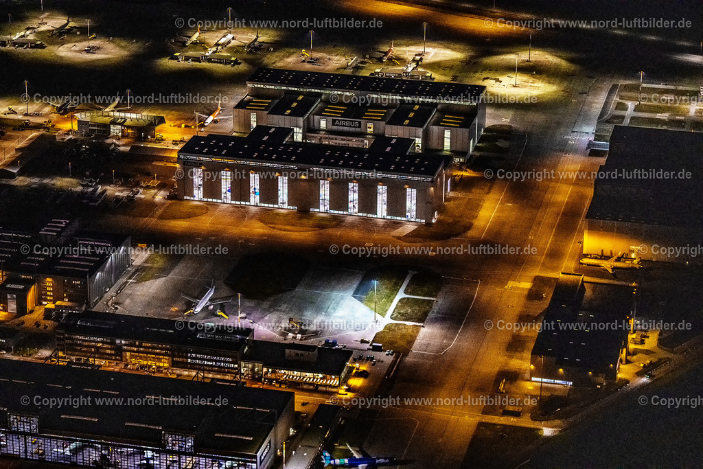 Hamburg_Finkenwerder_Airbus_Nachtaufnahme_ELS_5722060325 | HAMBURG 06.03.2025 Nacht- Lichter und Beleuchtung Airbus Produktionsgelände und Werksflughafen Finkenwerder in Hamburg. Auf dem ehemaligen Gelände der Hamburger Flugzeugbau - am Elbeufer auf der Halbinsel Finkenwerder -  befindet sich ein Airbus-Werk mit eigenem Werksflughafen. Weiterführende Informationen bei: Airbus SE. // Night lighting airbus works and airport of Finkenwerder in Hamburg in Germany. The former Hamburger Flugzeugbau works  - on the Finkenwerder Peninsula on the riverbank of the Elbe - include an Airbus production site with an airplane. Several Airbus planes and models are being constructed here. Further information at: Airbus SE. Foto: Martin Elsen