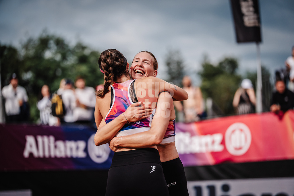 Beachvolleyball | Frauen | Allianz German Beach Tour 2025 | Tourstop München | 11.07.2025 | v.l. Lisa-Sophie Kotzan und Tabea Schwarz jubeln nach dem Sieg