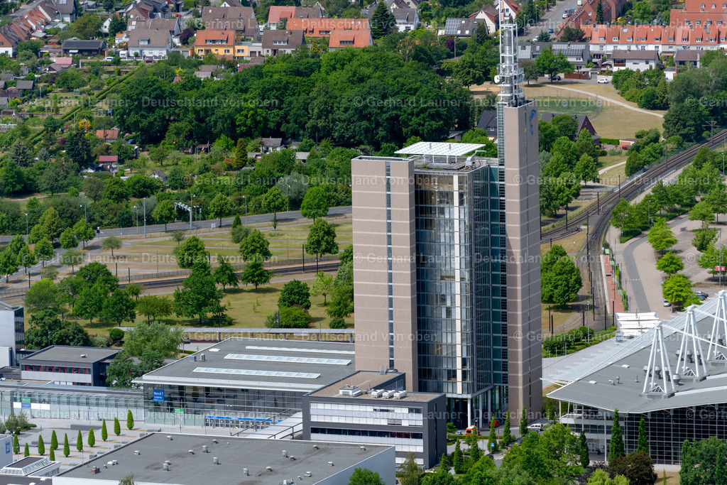 4030760 | HANNOVER 02.06.2020 Büro- und Unternehmensverwaltungs Hochhaus- Gebäude " Deutsche Messe AG - Bürohaus 1 " an der Straße Nordallee im Ortsteil Mittelfeld in Hannover im Bundesland Niedersachsen, Deutschland. Weiterführende Informationen bei: Deutsche Messe,  Hannover.de Internet Gesellschaft mit beschränkter Haftung. // Office and corporate management high-rise building " Deutsche Messe AG - Buerohaus 1 " on street Nordallee in the district Mittelfeld in Hannover in the state Lower Saxony, Germany. Further information at: Deutsche Messe,  Hannover.de Internet Gesellschaft mit beschraenkter Haftung. Foto: Gerhard Launer