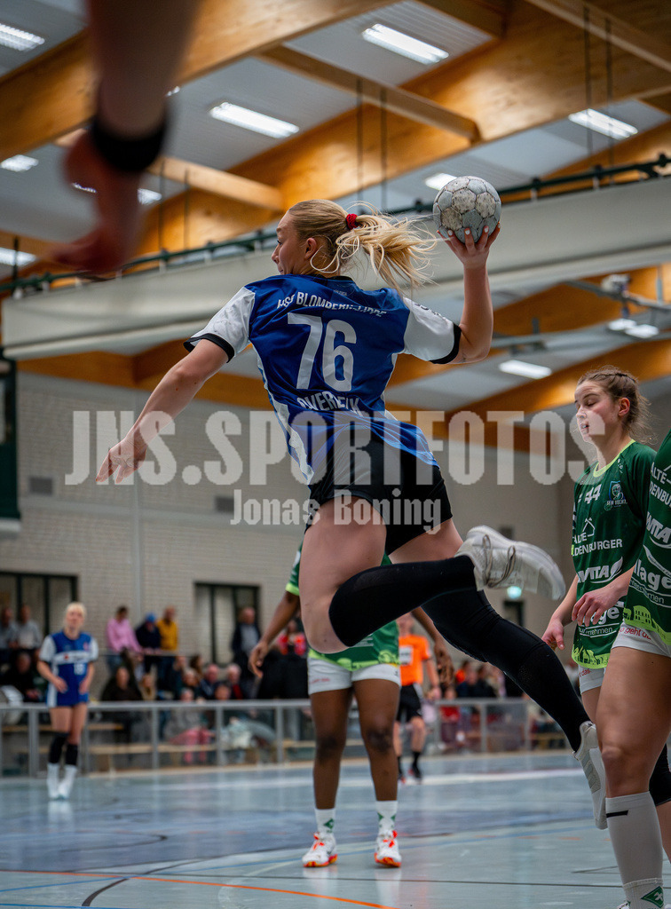 Handball I Frauen I Saison 2025-2026 I 3. Liga Staffel Nord I 10. Spieltag I SC SFN Vechta - HSG Blomberg-Lippe II I 0204 | Wurf auf das Tor Janne Kim Overbeck (76, HSG Blomberg-Lippe II)  - Realisiert mit Pictrs.com