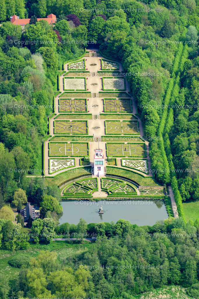 Schleswig_Barokgarten_Schloss_Gottdorf_ELS_3118140523 | SCHLESWIG 14.05.2023 Parkanlage eines Barockgarten beim Schloss Gottorf im Ortsteil Annettenhöh in Schleswig im Bundesland Schleswig-Holstein. Der " Fürstengarten " und ein begehbarer Riesenglobus im Globushaus wurden seit der Eröffnung ein Publikumsmagnet. Der gesamte Garten wurde in Hanglage errichtet, an deren unteren Ende der Herkules-Teich angelegt ist. // Park of a baroque garden with the castle Gottorf in the district of Annettenhoeh in Schleswig in the federal state Schleswig-Holstein. The "prince's garden" and a passable gigantic globe in the globe house became a public magnet since the opening. The whole garden was established in hillside situation in whose bottom the Herkules pond is put on. Foto: Martin Elsen