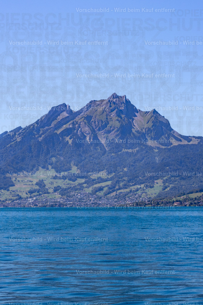 Pilatus über dem Vierwaldstättersee | Stimmungsvolle Fotokunst aus Luzern. Erlebe den Pilatus, den See und die Stadt Luzern in exklusiven Aufnahmen in der Fotogalerie & Shop. - Realisiert mit Pictrs.com