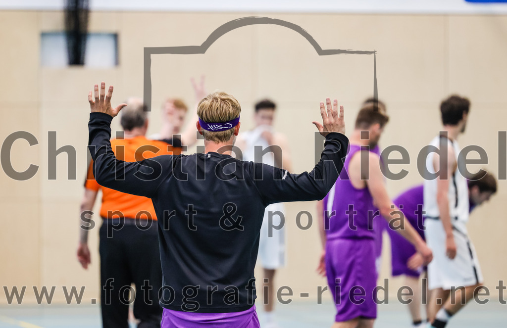 2022-05-01_025_TSV_Vaterstetten_gegen_DJK_Traunstein | Vaterstetten, Deutschland, 01.05.2022:
Basketball, Aufstiegsrunde zur Bayernliga 2021 / 2022, 5. Spieltag, TSV Vaterstetten gegen DJK Traunstein, Endergebnis: 87:79

Alexander Aigner (DJK Traunstein, #6)

Foto: Christian Riedel / fotografie-riedel.net