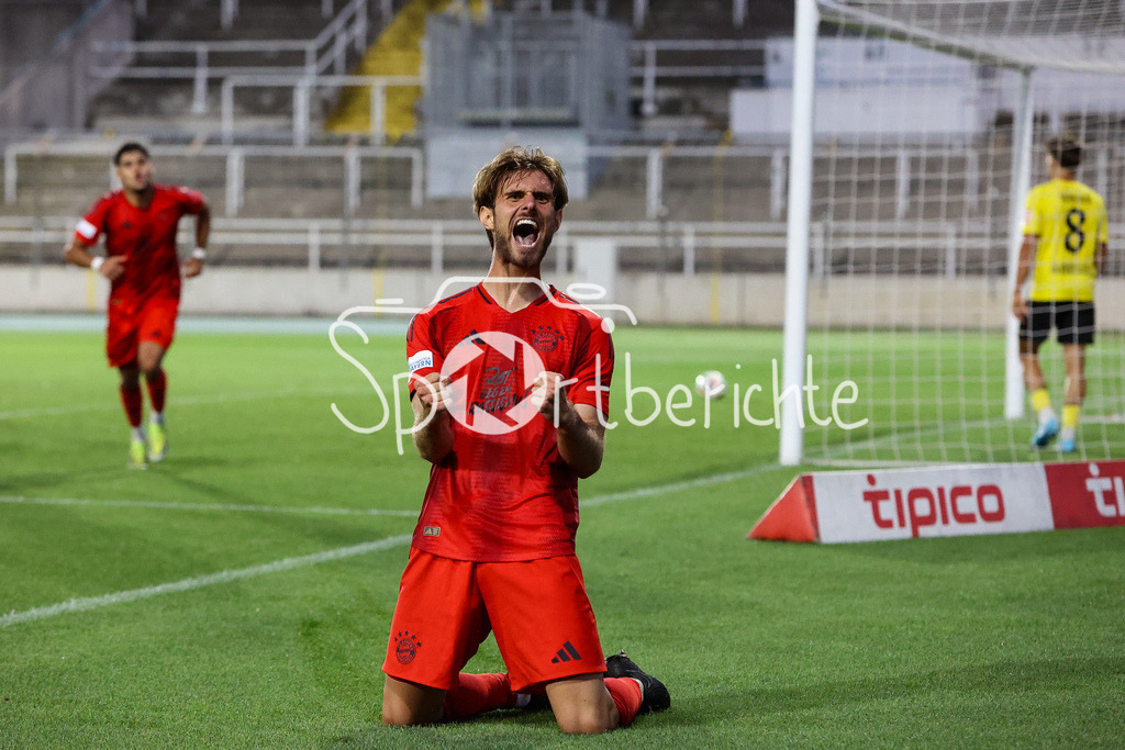 FC Bayern Amateure - SpVgg Bayreuth | Grenzenloser Jubel nach dem Treffer zum 4-2 durch Emirhan DEMIRCAN (FCB #11) / Freude / Happy / Tor / Torschuezte / Luca DENK (FCB #6)