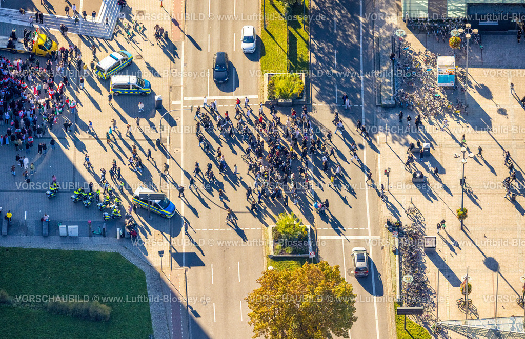 Dortmund241006062 | Luftbild, Demo am Straßenübergang Königswall am bevölkerten Bahnhofsvorplatz Hauptbahnhof Dortmund Hbf, Deutsche Bahn AG, Schattenwurf der Personen, Polizeiwagen und Polizeiaufgebot, City, Dortmund, Ruhrgebiet, Nordrhein-Westfalen, Deutschland