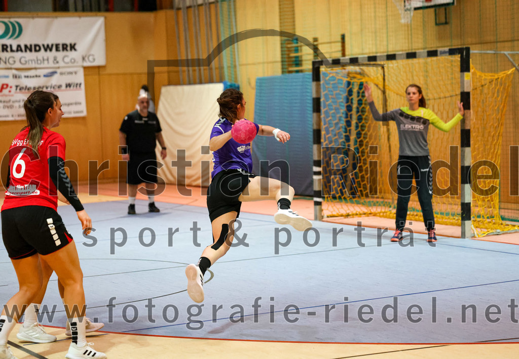 2022-11-05_067_SpVgg_Altenerding_gegen_SpVgg_Erdweg | Erding, Deutschland, 05.11.2022:
Handball, Bezirksoberliga Frauen Altbayern 2022 / 2023, 3. Spieltag, SpVgg Altenerding gegen SpVgg Erdweg, Endergebnis: 27:16

Anna Wallner (SpVgg Erdweg, #6), Katharina Künstner (SpVgg Altenerding, #3), Eva Güthner (SpVgg Erdweg, #1)

Foto: Christian Riedel / fotografie-riedel.net