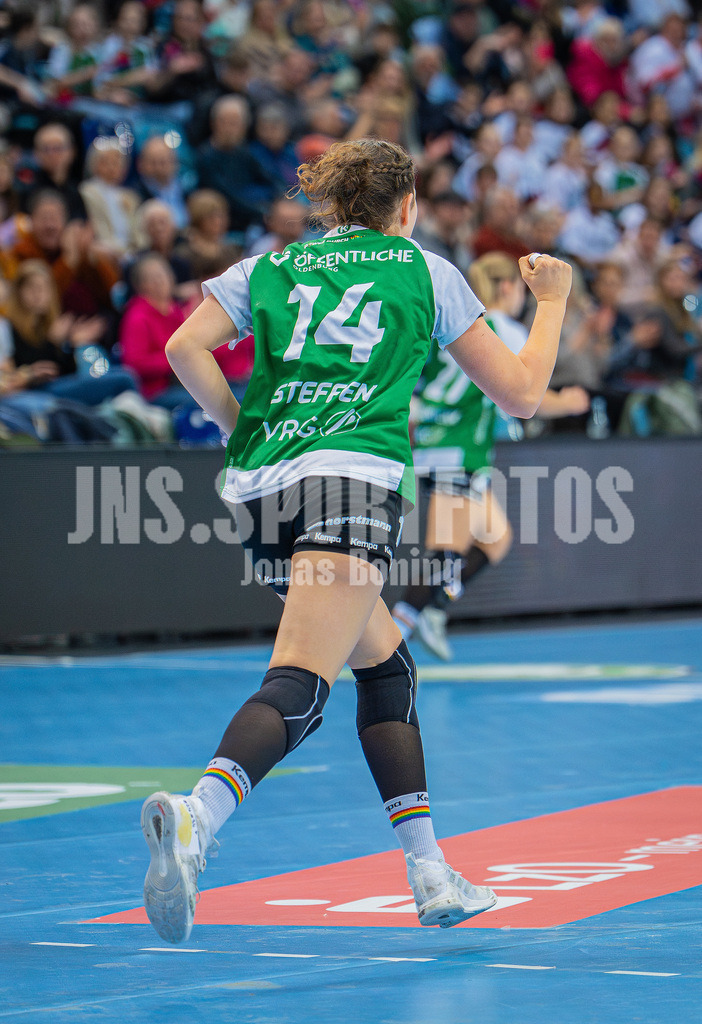 Handball I Frauen I Saison 2025-2026 I 1. HBF I 15. Spieltag I VFL Oldenburg - SV Union Halle-Neustadt 0031 | Freude übers Tor Marie Steffen (14, VfL Oldenburg) - Realisiert mit Pictrs.com