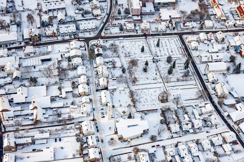 Luftbild: kath. Kirche St. Pius, Friedhof in Kandel im Bundesland Rheinland-Pfalz in Deutschland. Foto: IMG_35914.jpg vom 18.12.2010 durch Werner Riehm/FLY-FOTO.de