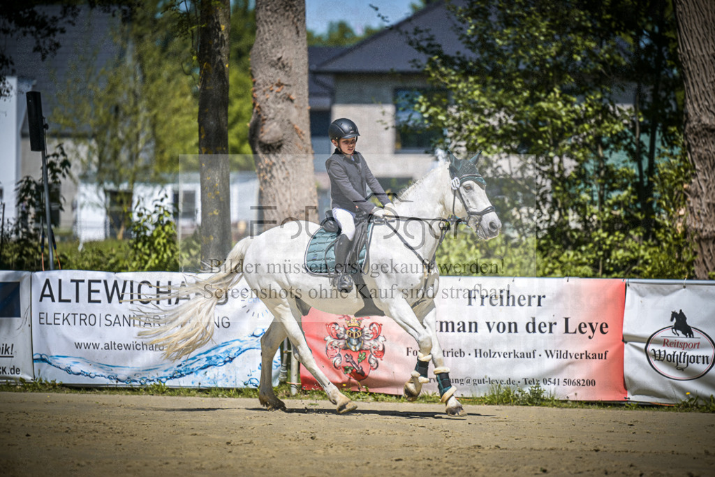 DOS_9143 | Entdecke hochwertige Reitturnierfotos von Foto Oger. Professionell, emotional und authentisch – jetzt Lieblingsmomente im Shop bestellen.Deutschlandweite Turnierfotografie. - Realisiert mit Pictrs.com