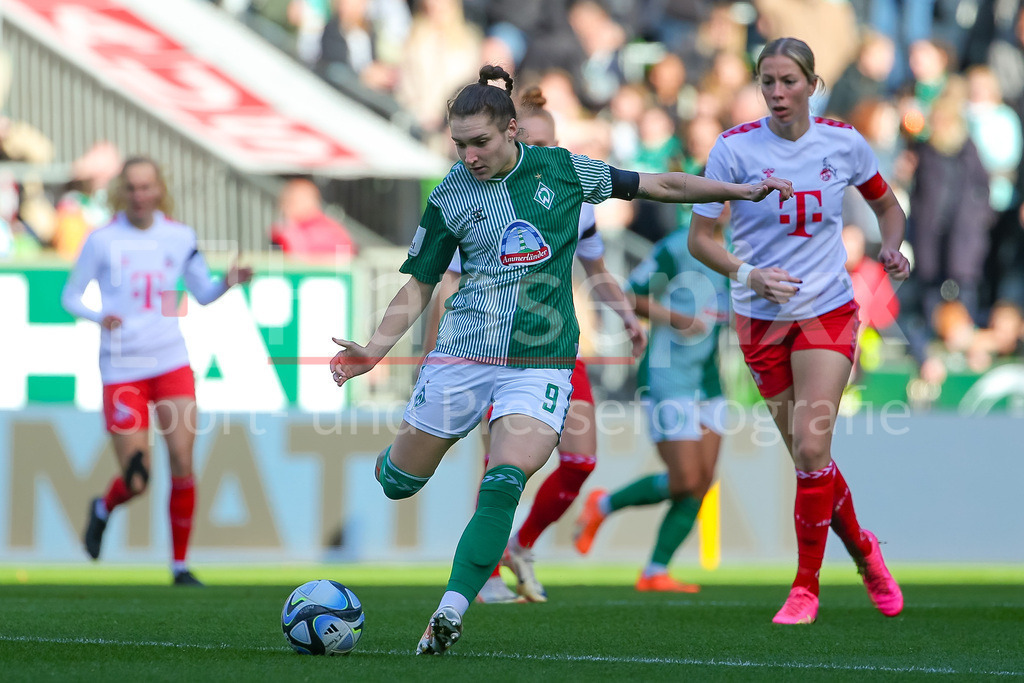 Fussball, Google Pixel Frauen-Bundesliga, SV Werder Bremen - 1. FC Köln | v.li.: Sophie Weidauer (SV Werder Bremen, 9) am Ball, Einzelbild, Ganzkörper, Aktion, Action, Spielszene, DIE DFB-RICHTLINIEN UNTERSAGEN JEGLICHE NUTZUNG VON FOTOS ALS SEQUENZBILDER UND/ODER VIDEOÄHNLICHE FOTOSTRECKEN. DFB REGULATIONS PROHIBIT ANY USE OF PHOTOGRAPHS AS IMAGE SEQUENCES AND/OR QUASI-VIDEO.