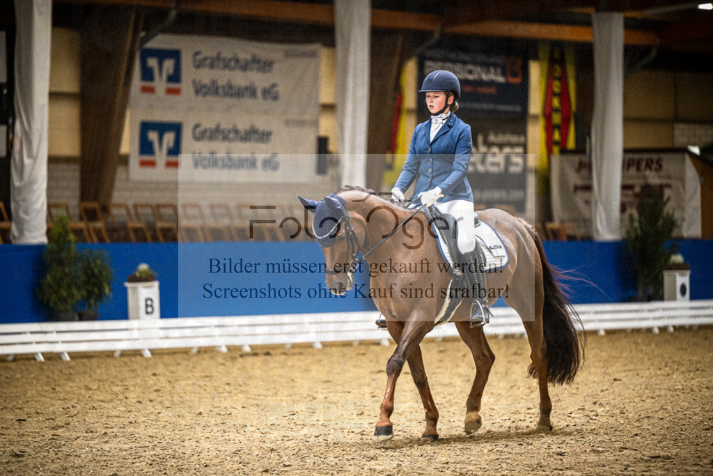 DOS_2049 | Entdecke hochwertige Reitturnierfotos von Foto Oger. Professionell, emotional und authentisch – jetzt Lieblingsmomente im Shop bestellen.Deutschlandweite Turnierfotografie. - Realisiert mit Pictrs.com