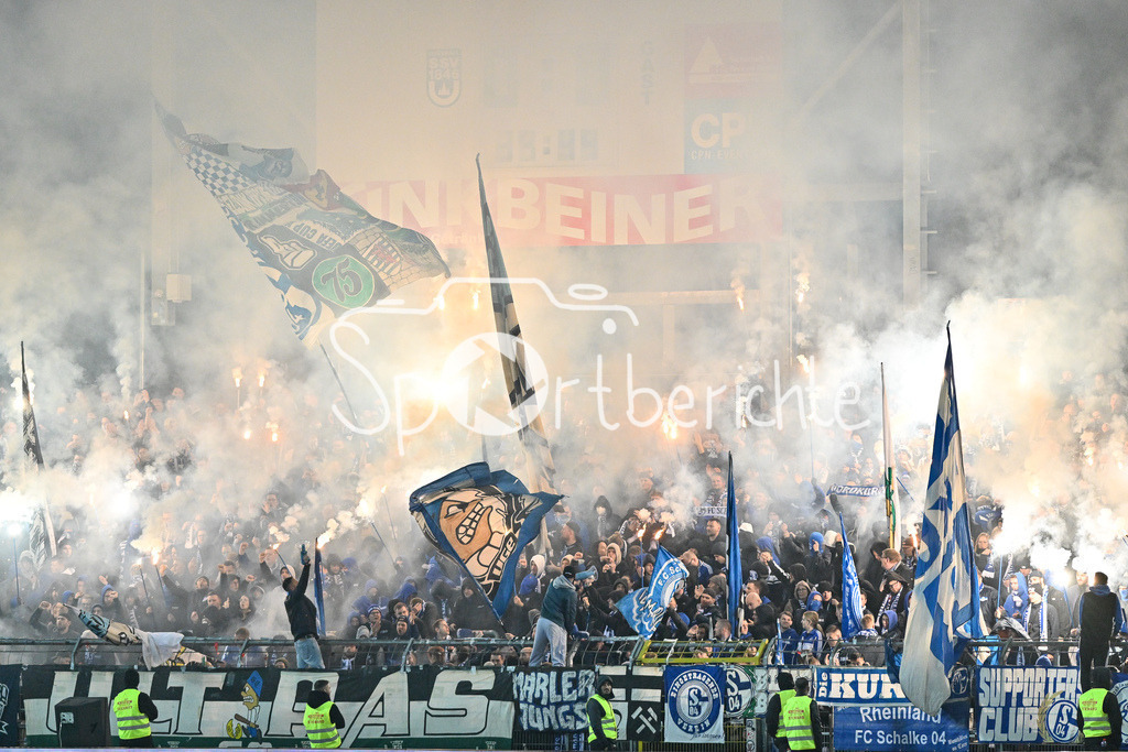 SSV Ulm 1846 Fussball - FC Schalke 04 | Die Gaestefans zuenden zu Beginn der zweiten Halbzeit Pyrotechnik / Bengalo / Feuer / Pyro / Ultras / 2. Bundesliga: SSV Ulm 1846 Fussball - FC Schalke 04, Donaustadion am 01.11.2024