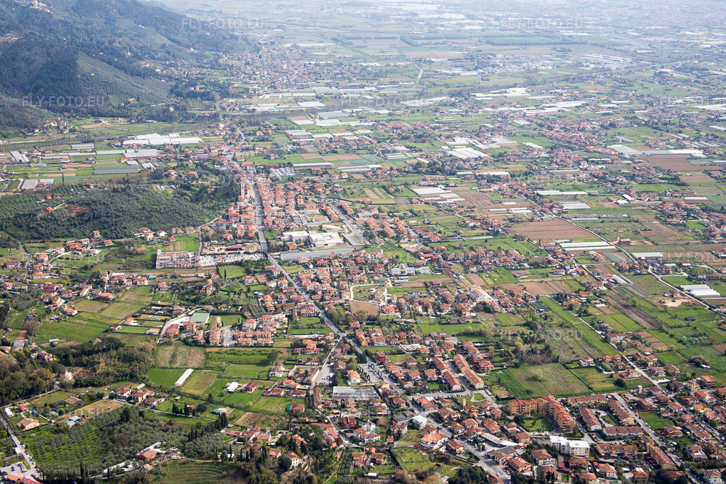 Vue aérienne: Vue de la ville à Capezzano Pianore dans le département Toscane, Italie – .Photo: IMG_086943.jpg prise le 03/04/2016 par Werner Riehm/FLY-FOTO.eu – Résolution de l'original: 5472 x 3648 px