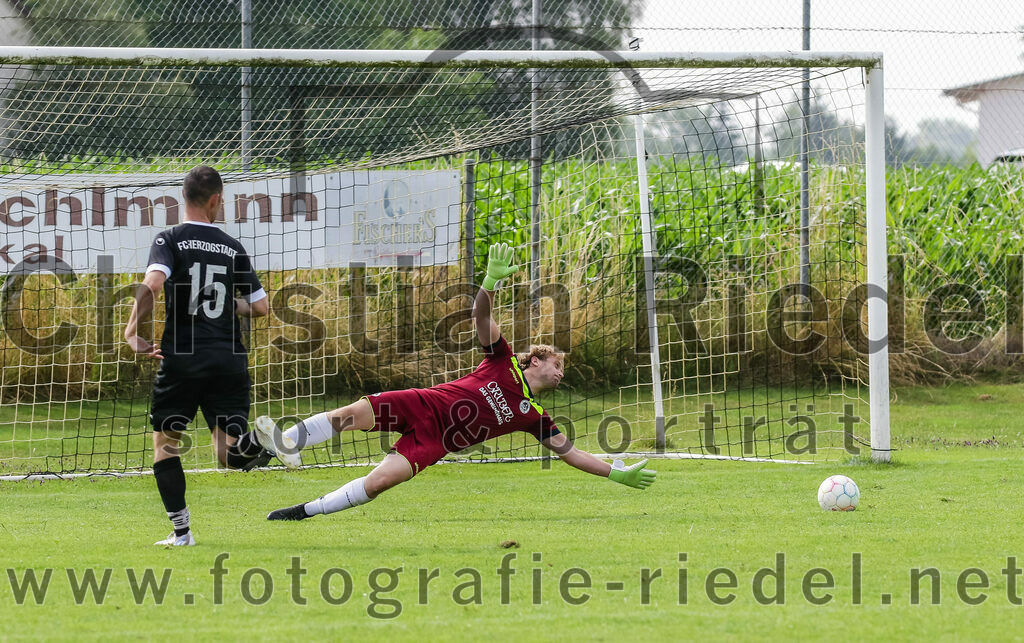 2023-07-02_112_SV_Walpertskirchen_gegen_FC_Herzogstadt | Walpertskirchen, Deutschland, 02.07.2023:
Fußball, Kreisliga 2023 / 2024, Testspiel, SV Walpertskirchen gegen FC Herzogstadt, Endergebnis: 

Maximilian Niedermair (FC Herzogstadt, #15), Torwart Florian Leininger (FC Herzogstadt, #22)

Foto: Christian Riedel / fotografie-riedel.net