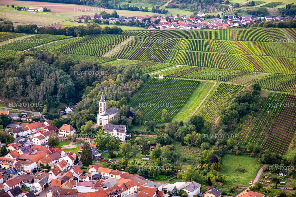Koppensteiner Schloß Mandel unter dem Wingertshäuschen Mandel http://www.gemeinde-mandel.de/ http://weingut-baumberger.de/ | Luftbild: Koppensteiner Schloß Mandel unter dem Wingertshäuschen Mandel http://www.gemeinde-mandel.de/ http://weingut-baumberger.de/ in Mandel im Bundesland Rheinland-Pfalz in Deutschland. Foto: IMG_138357.jpg vom 03.09.2023 durch ©2025 Werner Riehm fly-foto.de/copyright - Realisiert mit Pictrs.com