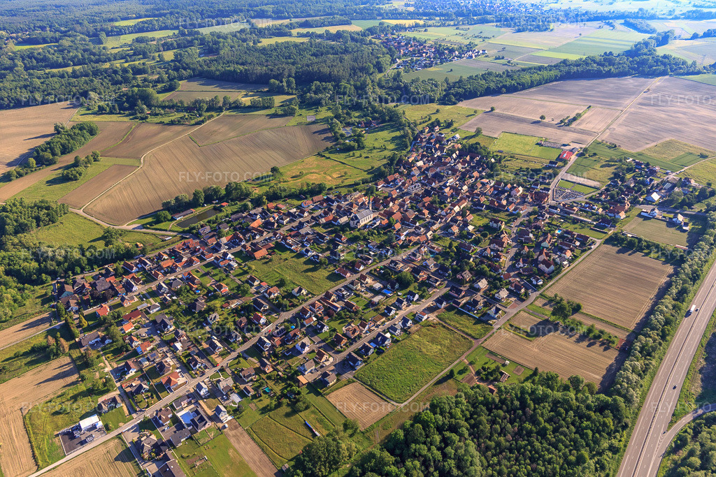 Aerial view: View of the town from the south in Leutenheim in the state Bas-Rhin, France. – Photo: IMG_115015.jpg taken on 06/01/2019 by Werner Riehm/FLY-FOTO.com – Resolution of the original: 5472 x 3648 px