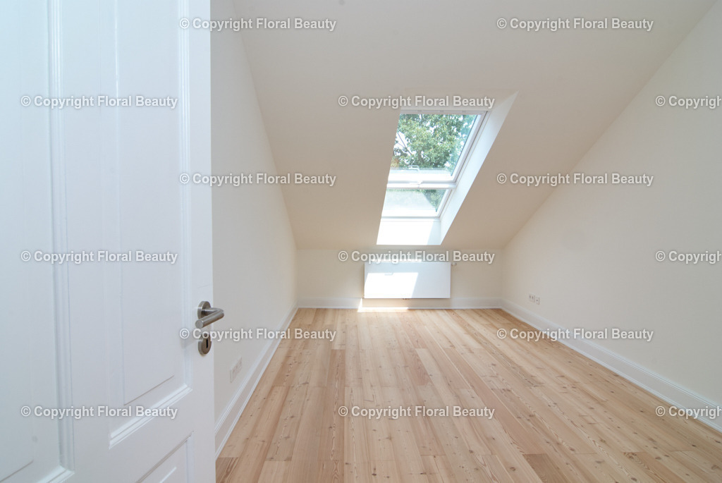 Altbauhaus nach Renovierung | unmöbliertes Zimmer in renoviertem Altbau, Dachschräge - Realisiert mit Pictrs.com
