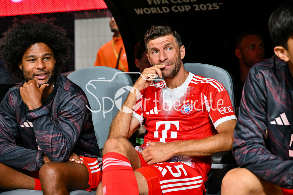 Paris Saint Germain - FC Bayern München | im Bild Thomas MUELLER (FC Bayern Muenchen 25) zu Spielbeginn auf der Bank / Einzelfoto / Freisteller / FIFA Club World Cup: Paris Saint Germain - FC Bayern Muenchen, Mercedes Benz Stadium am 05.07.2025 / NOT FOR SALE IN USA / Serge GNABRY (FC Bayern Muenchen 7)