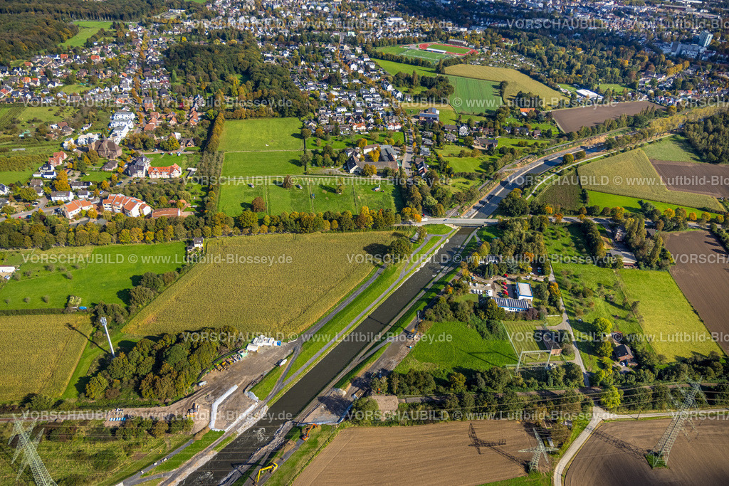 Dinslaken241009252 | Luftbild, Fluss Emscher an der neuen Emschermündung mit Brücke Heerstraße, Baustelle mit Abriss der Eisenbahnbrücke, Wohngebiet Ortsansicht Eppinghoven, Dinslaken, Ruhrgebiet, Nordrhein-Westfalen, Deutschland