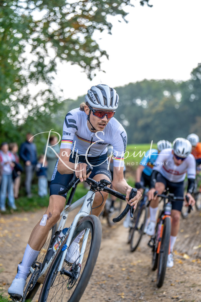 Ralf Eppink Photography 20251012_DSC02772 | Sportfotografie, Eventfotografie, Porträtfotografie, Radsport Fotograf, Triathlon Fotograf, Düsseldorf Fotograf, Köln Fotograf, Actionfotografie, Teamfotografie, Peoplefotografie, Business Portraits, Veranstaltungsfotografie, Reportagefotografie - Realisiert mit Pictrs.com