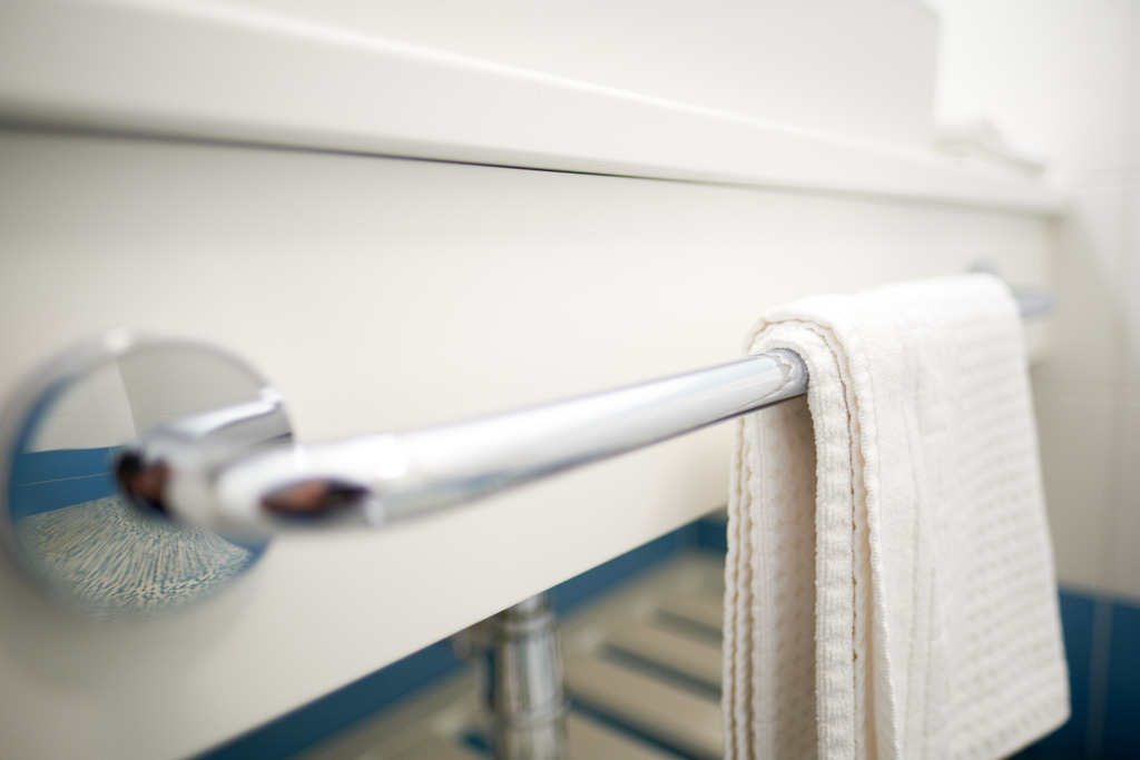 ein Pique Handtuch hängt vor dem Waschbecken | Wien, Austria - May 28, 2021: ein Pique Handtuch hängt vor einem weissen Waschbecken. - Realisiert mit Pictrs.com