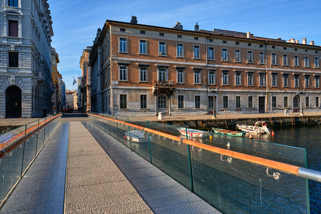 Blick auf den Canal Grande di Trieste im Morgenlicht | Triest, Austria - March 10, 2022: Canal Grande di Trieste im Morgenlicht. - Realisiert mit Pictrs.com