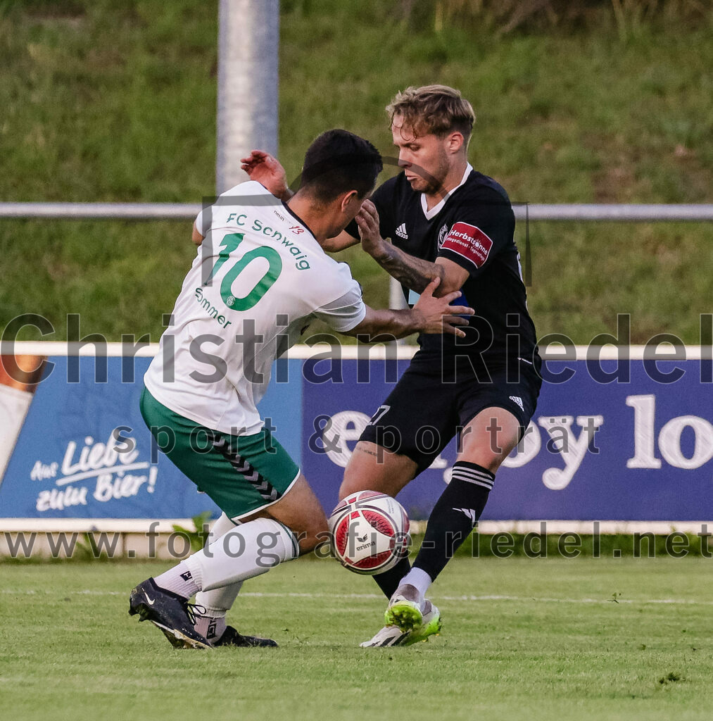 2023-08-18_113_FC_Schwaig_gegen_TSV_Kastl | Oberding, Deutschland, 18.08.2023:
Fußball, Landesliga Südost 2023 / 2024, 7. Spieltag, FC Schwaig gegen TSV Kastl, Endergebnis: 2:2

Vincent Sommer (FC Schwaig, #10), Manuel Kellermann (TSV Kastl, #27)

Foto: Christian Riedel / fotografie-riedel.net