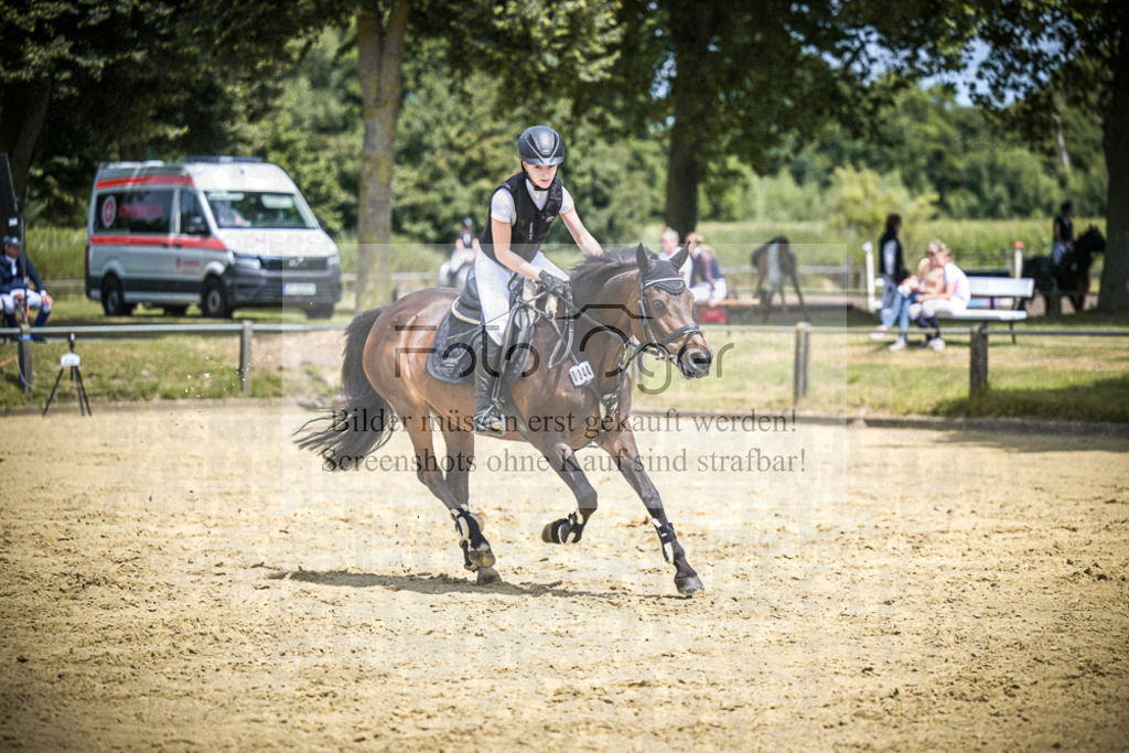 DOS_0498 | Entdecke hochwertige Reitturnierfotos von Foto Oger. Professionell, emotional und authentisch – jetzt Lieblingsmomente im Shop bestellen.Deutschlandweite Turnierfotografie. - Realisiert mit Pictrs.com