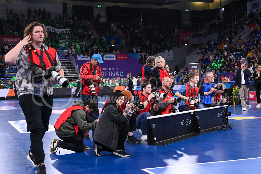 SV Wiler-Ersigen vs Floorball Köniz - 15. April 2023 | SV Wiler-Ersigen vs Floorball Köniz
Stimo Arena, Kloten
Die Fotografen-Meute wartet auf die Pokalübergabe.
Bild: Sportfotografie Markus Aeschimann | www.markus-aeschimann.ch - Realisiert mit Pictrs.com