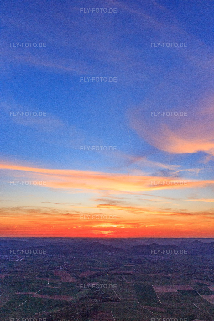 Luftbild: Sonnenuntergang überm Pfälzerwald im Ortsteil Gleiszellen in Gleiszellen-Gleishorbach im Bundesland Rheinland-Pfalz in Deutschland. Foto: IMG_106689.jpg vom 17.04.2018 durch Werner Riehm/FLY-FOTO.de