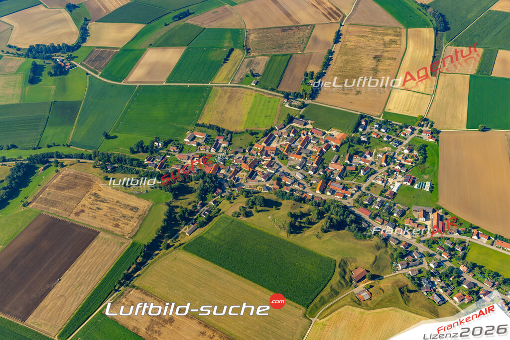 Das Luftbild zeigt : Illdorf Burgheim - Die Luftaufnahme wurde 2024 vom UL-Flugzeug aus erstellt ( keine Drohne ) - Hochauflösende Luftaufnahme - Für grossformatige Ausdrucke geeignet. Die Geschenkidee !Mit Lizenz und Bildrechte bestellbar