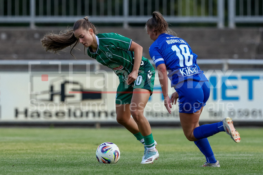 Fussball, Testspiel Frauen, SV Meppen - SV Werder Bremen | v.li.: Tuana Mahmoud (SV Werder Bremen, 10) und Lana Hubbeling (SV Meppen, 18) im Zweikampf, Duell, Dynamik, Aktion, Action, Spielszene