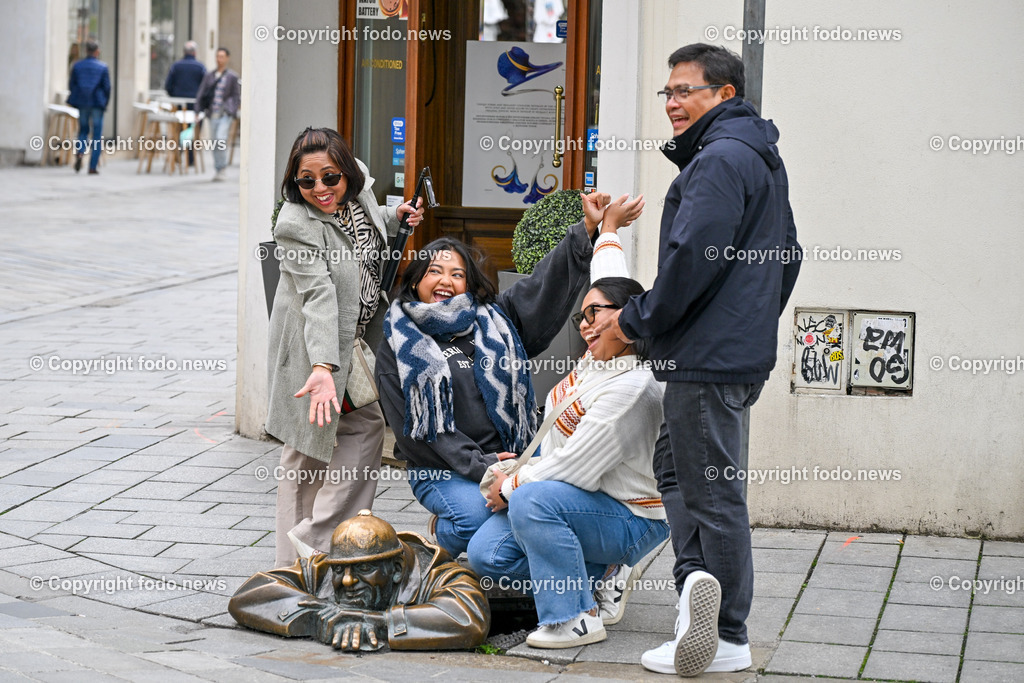 Slowakei_ Bratislavsky kraj_ Bratislava_ 08.10.2024-60 | 08.10.2024, Slowakei, SVK, Bratislavsky kraj, Bratislava, im Bild Bratislava, Stadtansichten, Gebauede, Sehenswurdigkeiten, Tourismus, Touristen, Cafe, Denkmal, Strasse, Donau, Bruecke, Schiff, Burg, Hrad, Ufo, Restaurant, Souvenier, Menschen, Bahnhof, Zug, Hauptstadt