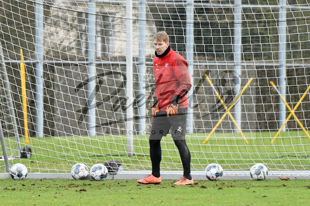 20200130_TRAOSN_0090 | Fußball, Herren: Torhueter David Buchholz (VfL Osnabrueck) schaut waehrend der Trainingseinheit des VfL Osnabrueck im Sportpark Illoshoehe am 30.01.2020 in Osnabrueck, Deutschland. - Realisiert mit Pictrs.com