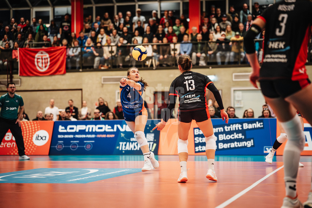 Volleyball | Frauen | Saison 2025/2026 | Volleyball Bundesliga | ETV Hamburger Volksbank Volleys vs. USC Münster | 22.01.2026 | Sarah Stiriz (#4, ETV Hamburger Volksbank Volleys) spielt den Ball