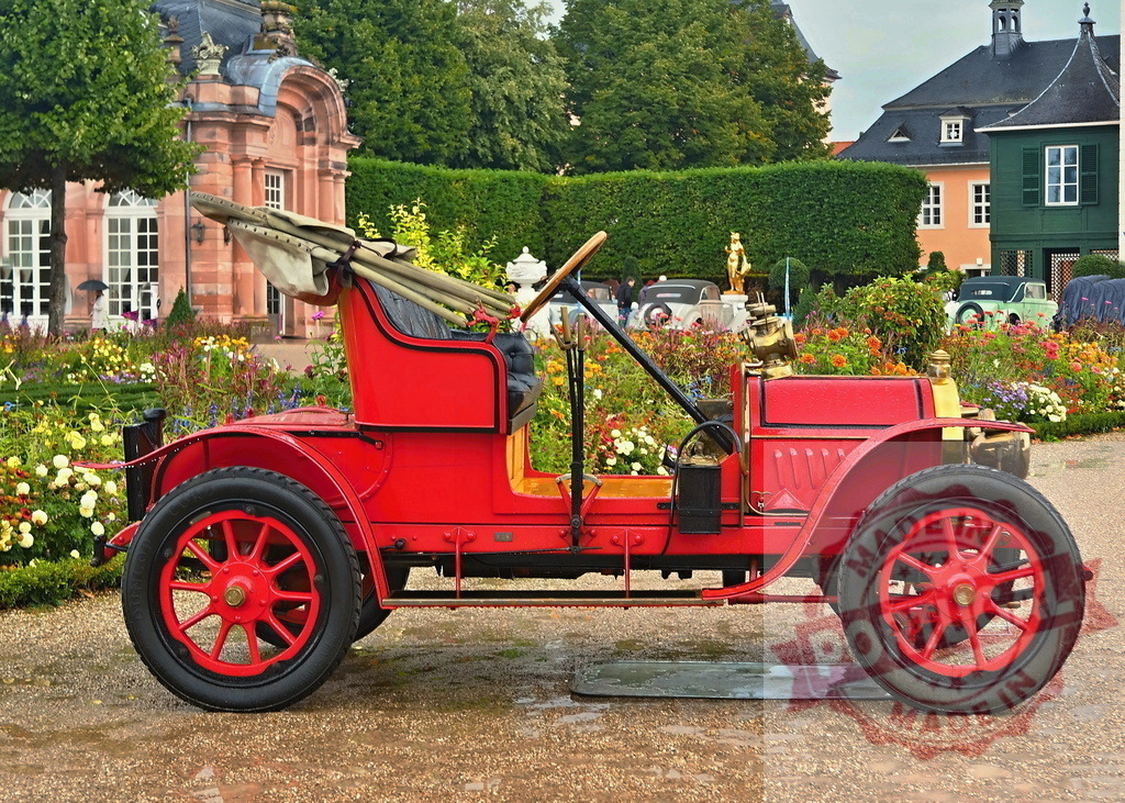 Red vintage car parked at classic car show | Red antique automobile with convertible top displayed in a garden setting - Realisiert mit Pictrs.com