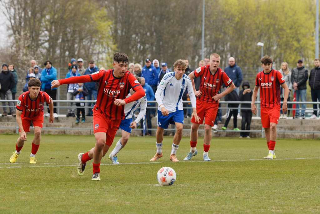 20260412-FCHS04_076 | 1.FC Heidenheim 1846 vs. FC Schalke 04, Fußball, U19, A-Junioren, NWL, U19-DFB-Nachwusliga, 2025/2026, 8. Spieltag, 12.04.2026 in Heidenheim, Walter-Birkhold-Jugendstadion (Foto: Michael Bulling) - Realisiert mit Pictrs.com