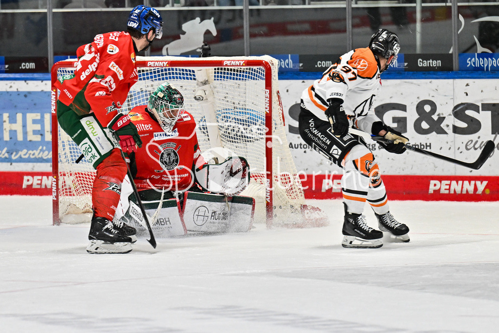 Augsburger Panther - Grizzlys Wolfsburg | Matt WHITE (Grizzlys Wolfsburg 97) vergibt hier eine Grosschance gegen Michael GARTEIG (Augsburger Panther 34, Thomas SCHEMITSCH (Augsburger Panther 62) kann nicht mehr eingreifen / DEL: Augsburger Panther - Grizzlys Wolfsburg; Curt Frenzel Stadion am 10.10.2025
