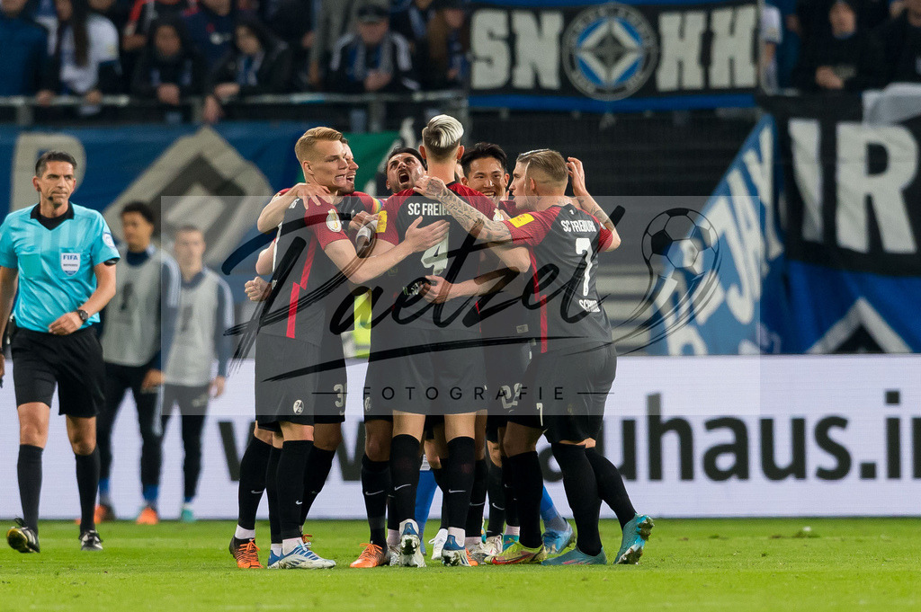 HSVSCF20220419_103 | Fussball, Herren: Vincenzo Grifo (SC Freiburg) Torjubel, jubelt mit seiner Mannschaft nach dem Treffer zum 0:3 beim DFB-Pokal-Halbfinalspiel zwischen Hamburger SV und SC Freiburg im Volksparkstadion am 19.04.2022 in Hamburg, Deutschland.DFB / DFL REGULATIONS PROHIBIT ANY USE OF PHOTOGRAPHS AS IMAGE SEQUENCES AND/OR QUASI-VIDEO. - Realisiert mit Pictrs.com
