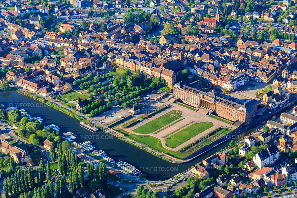 Aerial view: Château des Rohan castle and park at the Port de Saverne from the north in Saverne in the state Bas-Rhin, France. – Photo: IMG_145992.jpg taken on 05/01/2025 by Werner Riehm/FLY-FOTO.com – Resolution of the original: 5472 x 3648 px – Culture & patrimoine | Office de Tourisme du Pays de Saverne