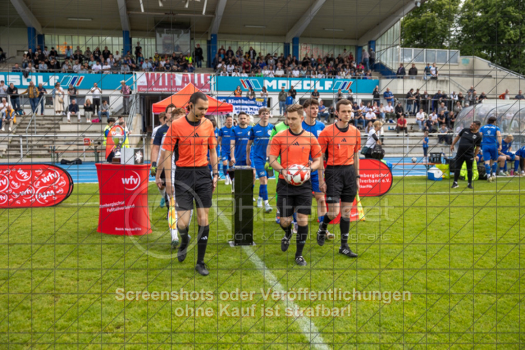 20250529_162755_0014 | #,  VfL Kirchheim (blau) vs. 1.FC Eislingen (weiß), Fußball, Bezirkspokal Finale - Bezirk Neckar/Fils, 2024/2025, Rasenplatz VfL Stadion Kirchheim, Jesinger Straße 105, 73230 Kirchheim, 29.05.2025 - 16:30 Uhr,Foto: PhotoPeet-Sportfotografie/Peter Harich