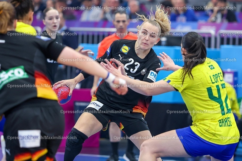 IHF09122502049 | 09.12.2025, Handball WM Frauen, Viertelfinale, Deutschland - Brasilien, 27th IHF Women's Handball World Championship, Westfalenhalle Dortmund: Annika Lott (GER #23) im Zweikampf gegen  Jhennifer Lopes (Brasilien #42) 