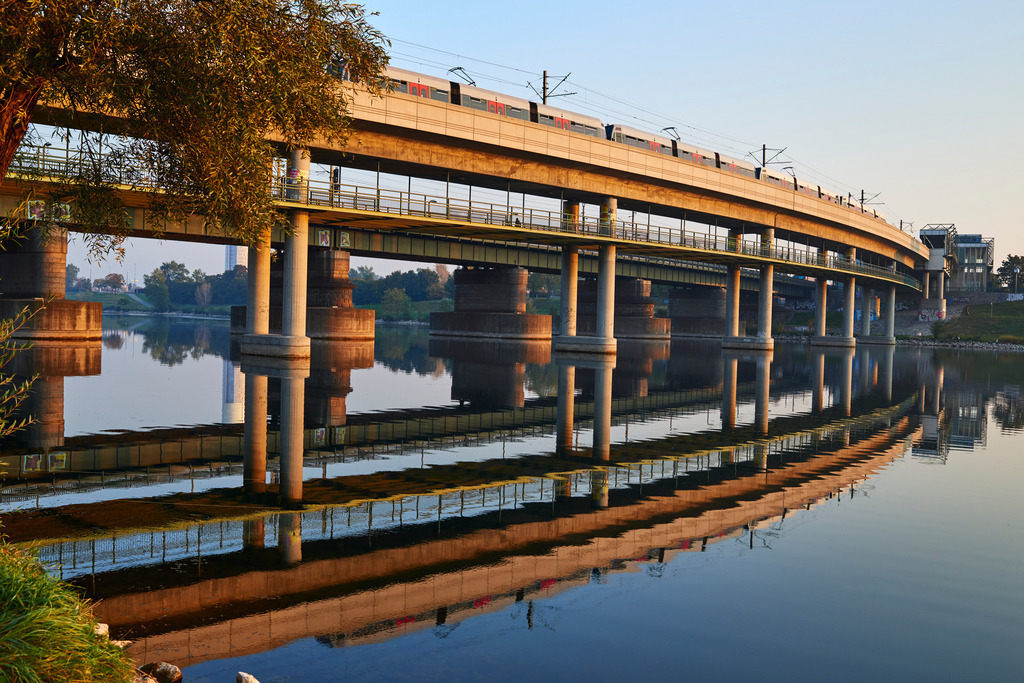 Station Neue Donau und Georg-Danzer-Steg | Wien, Austria - October 11, 2018: Station Neue Donau mit Georg-Danzer-Steg und U-Bahn im Morgenlicht. - Realisiert mit Pictrs.com